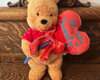 ディズニーストア くまのプーさん 赤いセーター 8インチ ぬいぐるみ