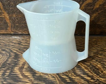 Vaso medidor de plástico de doble cara para líquidos y sólidos de Westland Plastics Inc., estilo vintage.