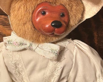 Vintage Mother's Day Robert Raikes Bears Carved Wooden Bear