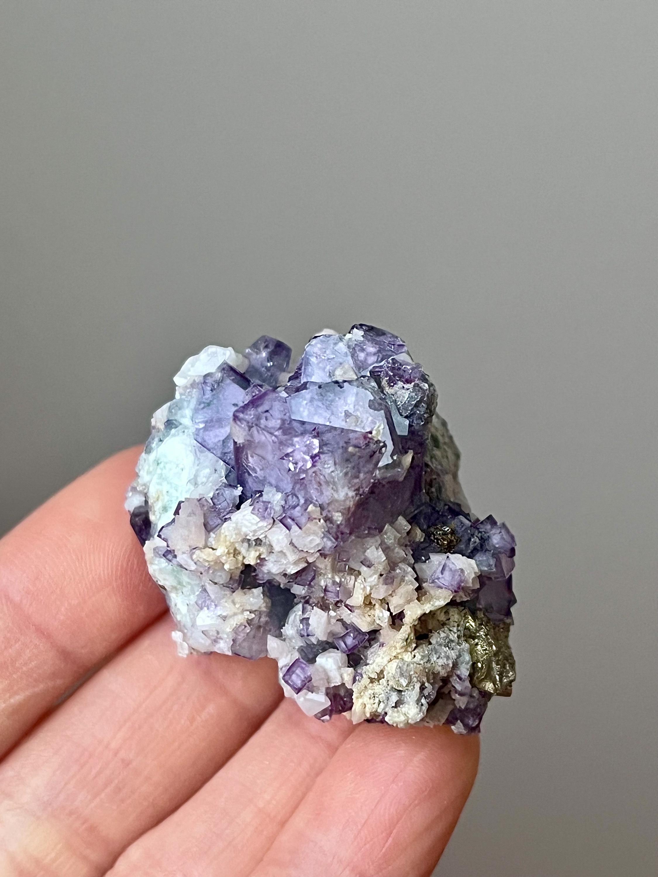 黄鉄鉱と方解石入りの蛍石磁器 - Etsy 日本