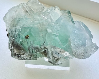 Fluorine enhydro avec inclusions de pyrite et de rutile