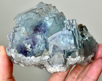 Fluorite bleue avec zonage et inclusions violets, calcite, micas, pyrite, arc-en-ciel
