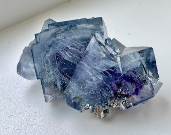 Fluorite bleue avec zonage violet, inclusions de jamésonite et d&#39;arsénopyrite