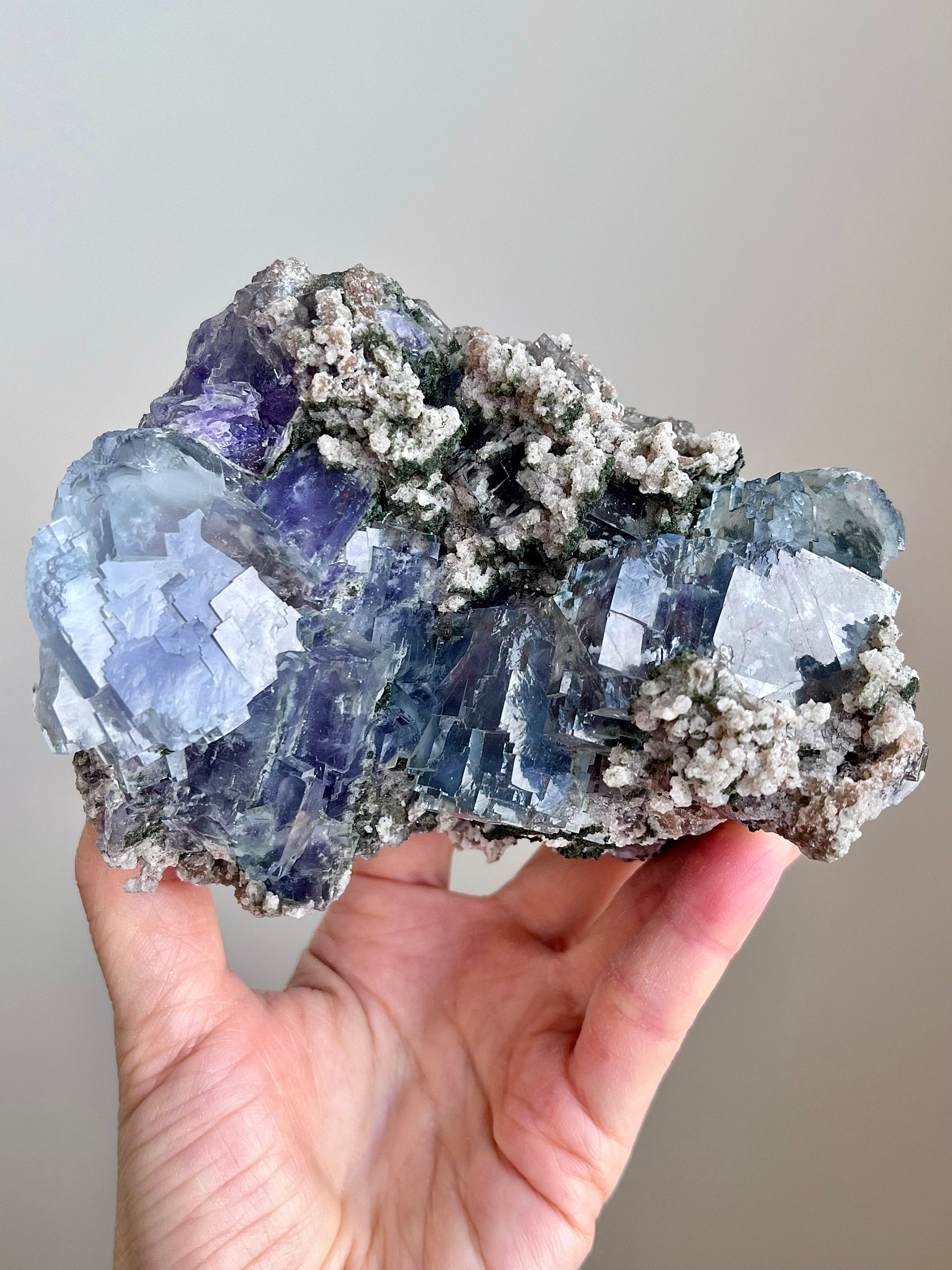 Fluorite yaogangxienne sur matrice avec zonages multicolores, mica et chlorite