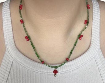 Colar de Cogumelo | Gargantilha Cottagecore com Miçangas | Joias Indie Fairycore | Delicado Pingente de Cogumelo Vermelho