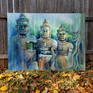 Puede incluir: Pintura original que representa tres estatuas antiguas con expresiones serenas. La obra de arte presenta una paleta de azules, verdes y tonos tierra, con pinceladas visibles que añaden textura. La pintura está firmada en la esquina inferior derecha.