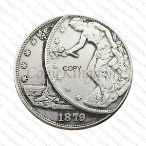 Peut inclure: Une pièce de monnaie en argent d'un dollar avec l'année 1879 inscrite en bas. La pièce représente une femme marchant vers la droite avec une branche à la main. L'inscription "IN GOD WE TRUST" est visible au-dessus de l'année.