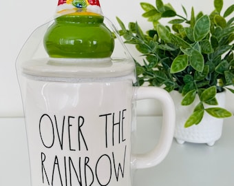 Taza del Día de San Patricio: Sobre el arcoíris, tapa de olla dorada