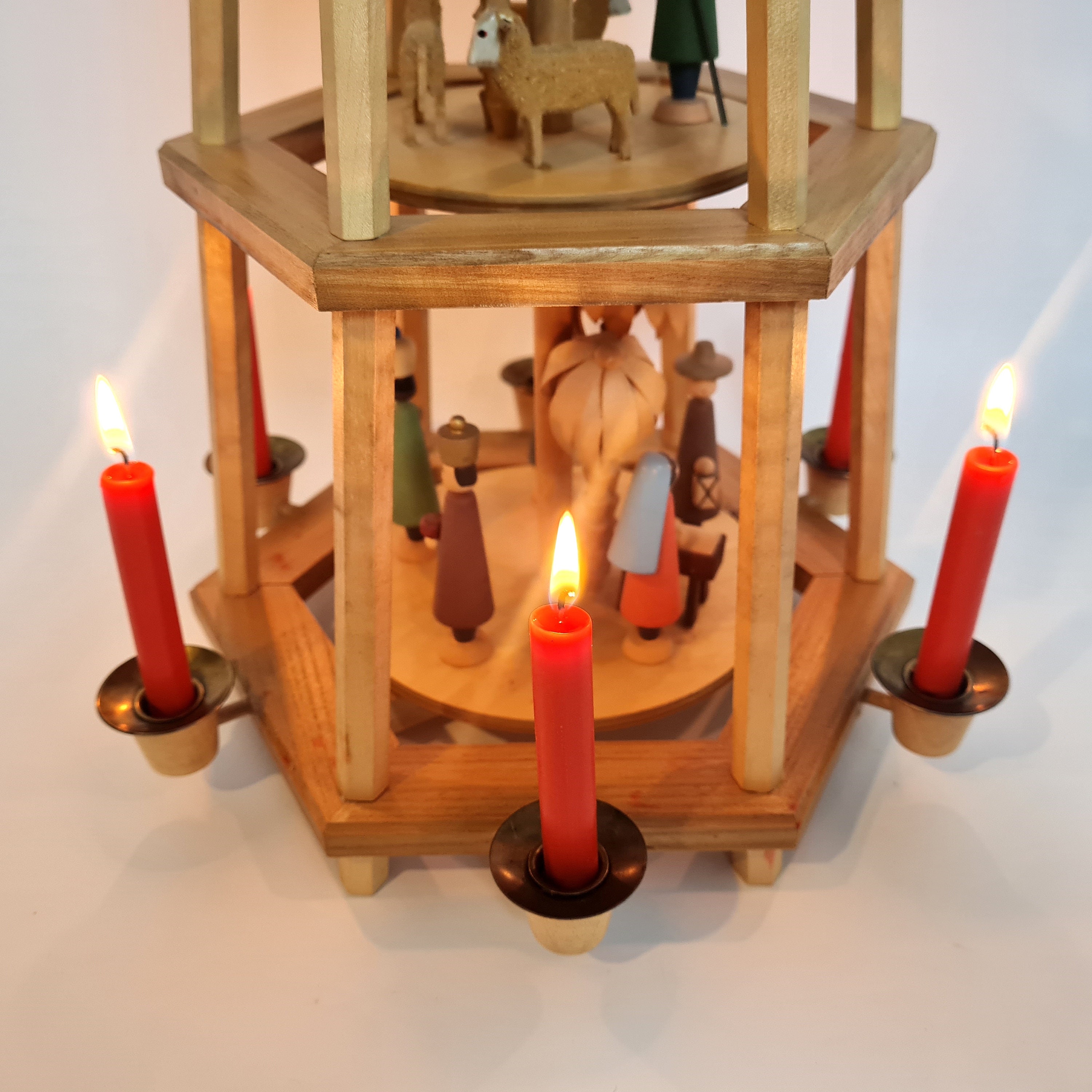 ヴィンテージ エルツ山地 ドイツピラミッド：手描き木製フィギュア、50