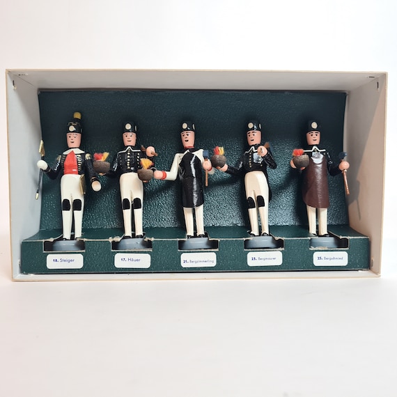 未使用　ドイツエルツ山地　木工民芸品ヴィンテージ　5名聖歌隊　削り木2本 ヴィンテージドイツ製木製の家オブジェ 癒しの存在感