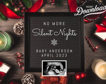 Op de afbeelding: Een zwart letterbord met de tekst "No More Silent Nights" en een sneeuwvlok symbool. Onder de tekst staat "Baby Anderson April 2023". Een zwart-witte echografie afbeelding is onder de tekst. Het letterbord is omringd door kerstversiering, waaronder rood lint, dennenappels en kaarsen.