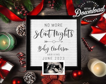 Op de afbeelding: Een kerstthema zwangerschapsaankondiging met een zwart-wit letterbord waarop staat "No More Silent Nights Baby Anderson Arriving June 2023". Het letterbord is omgeven door rood lint, dennenappels en een kerstthema echografiebeeld.