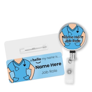 Könnte beinhalten: Ein blauer und weißer ausziehbarer Badgehalter mit einem Cartoon-Bild einer Krankenschwester. Der Badgehalter hat einen silbernen Clip und ein transparentes Plastikband. Der Badgehalter trägt den Text "#hello my name is... Name Here Job Role".