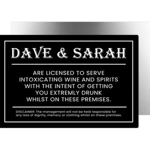 以下が含まれることがあります： 「DAVE & SARAH ARE LICENSED TO SERVE INTOXICATING WINE AND SPIRITS WITH THE INTENT OF GETTING YOU EXTREMLY DRUNK WHILST ON THESE PREMISES. DISCLAIMER: The management will not be held responsible for any loss of dignity, memory or clothing whilst on these premises.」と書かれた白黒の看板です。