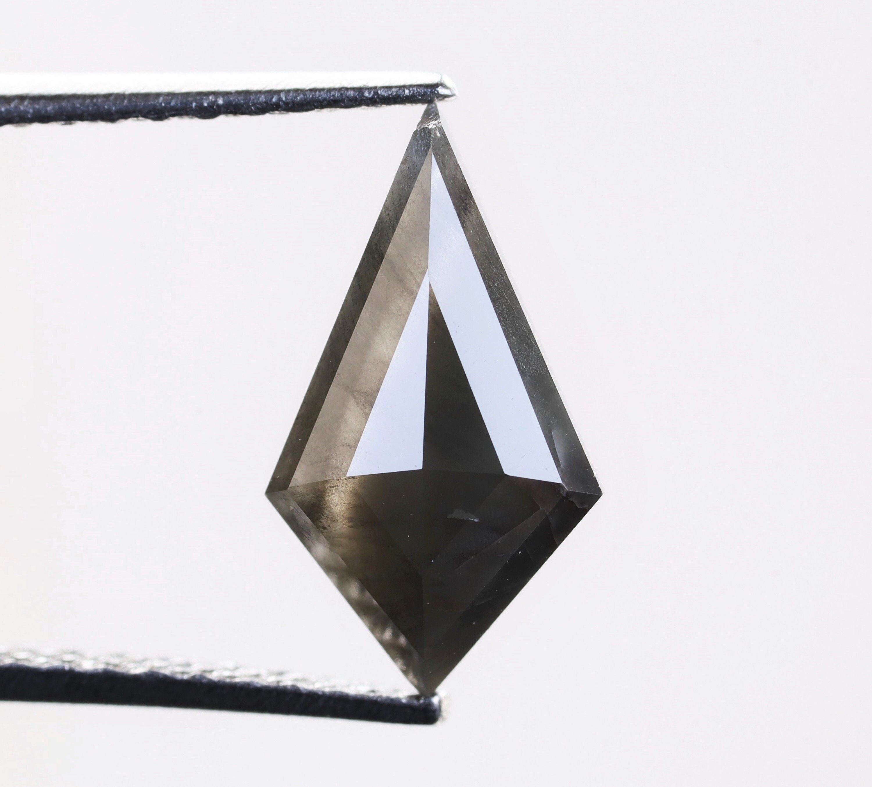 1.09 CT、10.1 x 5.8 x 2.7 MM、天然ルースカイトシェイプダーク