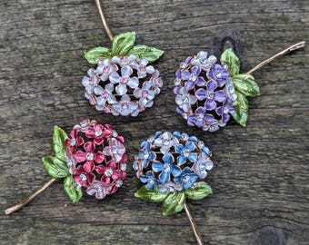 Broche fleur d'hortensia : cadeau élégant avec une broche en émail