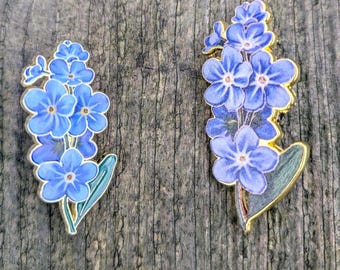 Forget-Me-Not Enamel Pin – Delicate Floral Brooch with Gold Detailing Gift