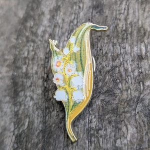 Lily of the Valley Enamel Pin – Vintage Botanical Leaf Design with White Blooms