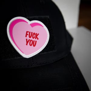 Parche moral de PVC con forma de corazón de caramelo "Jódete"