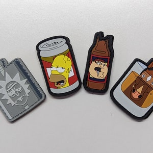 Puede incluir: Cuatro parches termoadhesivos con personajes de dibujos animados. Los parches tienen la forma de una lata de cerveza, una botella de licor, una petaca y un vaso de whisky. Los personajes son Rick Sanchez, Homer Simpson, Peter Griffin y Bojack Horseman.