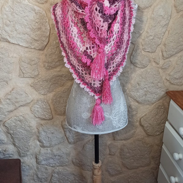 châle bohême en dentelle fais main au crochet, rose fuchsia et brillant argenté