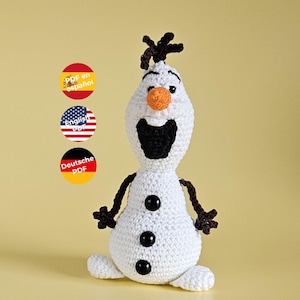 以下が含まれることがあります： 白い体、黒いボタン、ニンジンの鼻を持つ、かぎ針編みの雪だるま人形。 雪だるまは茶色の小枝の腕と髪を持っています。 背景にはテキスト付きの3つの円形アイコンがあります。