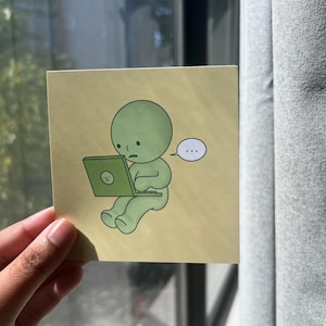 Stampa artistica Smiski 4x4 con laptop o cactus