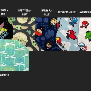 Op de afbeelding: Vijf stofstalen met verschillende patronen. De bovenste rij toont Baby Yoda in zwart, Baby Yoda in grijs, Harry Potter in blauw, Avengers in blauw en Avengers in lichtgrijs. De onderste rij toont een libellenpatroon in lichtblauw en groen.