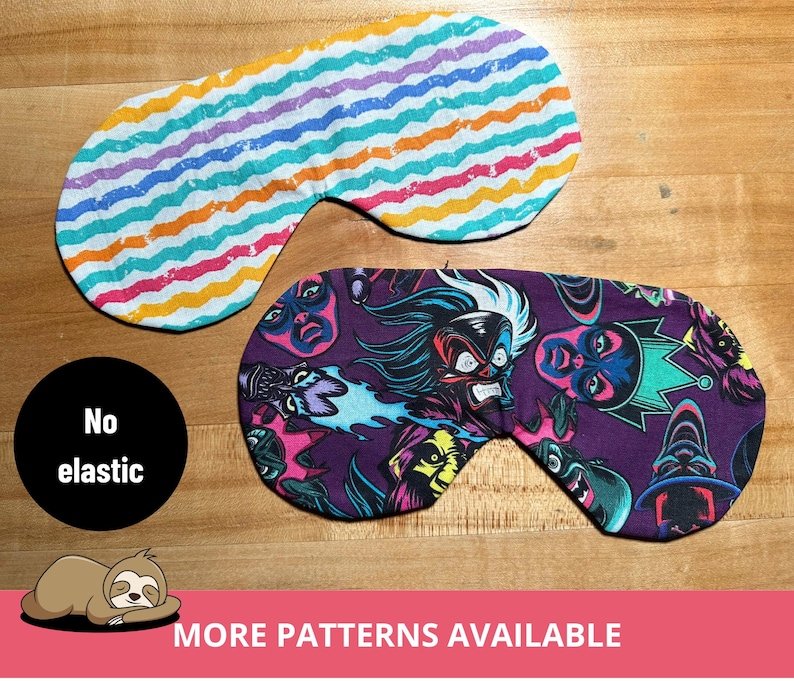 Op de afbeelding: Twee slaapmaskers, een met een regenboogstreepjespatroon en de andere met een paarse achtergrond en een zwart-witte grafische print van verschillende personages. De tekst "No elastic" is zichtbaar in de afbeelding. De tekst "More patterns available" is ook zichtbaar in de afbeelding.