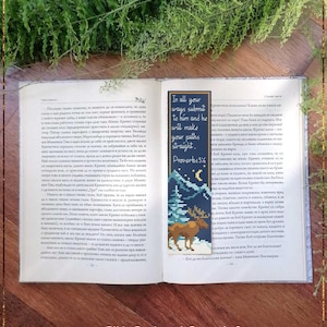 Może przedstawiać: Wzór na haft krzyżykowy do zakładki z niebieskim tłem przedstawiającym śnieżny krajobraz górski, rosnący księżyc, sosnę i łosia. Na zakładce nadrukowany jest tekst "In all your ways submit to him and he will make your paths straight. Proverbs 3:16".