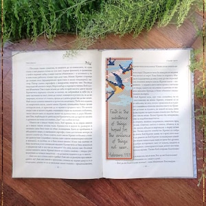 Könnte beinhalten: Ein rechteckiges Kreuzstich-Lesezeichen mit hellblauem Hintergrund und drei fliegenden Schwalben in Dunkelblau und Orange. Der Text lautet: Faith is the substance of things hoped for, the evidence of things not seen. Hebrews 11:1.