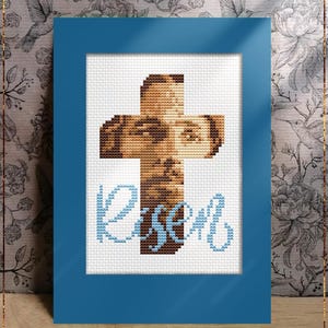 Kruissteekpatroon ter grootte van paaskaart, christelijk kruis met Jezus gezicht, opstanding, hij is verrezen citaat, digitale download pdf