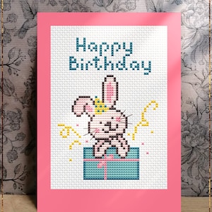 Modèle de point de croix d'anniversaire de lapin dans une jolie boîte cadeau avec un lapin rose, carte de voeux à faire soi-même, décoration murale faite main, téléchargement immédiat au format PDF