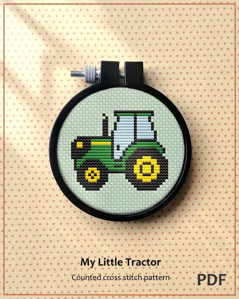 Pu&ograve; includere: Uno schema di punto croce contato per un trattore verde e giallo. Lo schema &egrave; in un cerchio da ricamo nero e il testo "My Little Tractor" e "Counted cross stitch pattern" &egrave; sotto il cerchio. Il testo "PDF" &egrave; nell'angolo in basso a destra.