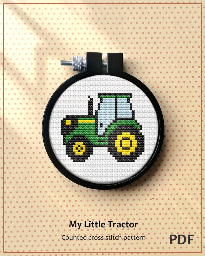Pu&ograve; includere: Uno schema di punto croce contato per un trattore verde e giallo. Lo schema &egrave; intitolato "My Little Tractor" ed &egrave; disponibile per il download in PDF.