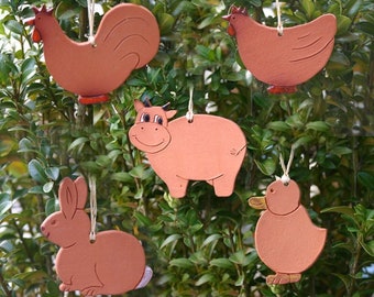 Keramik Anhänger Hahn Huhn Hase Ente Kuh Schaf Ostern Frühling handgetöpfert Handarbeit Floristik Geschenkanhänger
