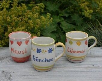 Kaffeetasse mit Namen, Kaffeebecher, Teetasse, Keramik-Tasse handgetöpfert, bemalt mit Motiv Mausi Bärchen Lümmel, Handarbeit