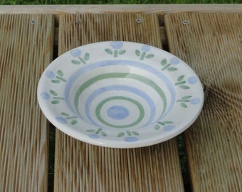 Handgetöpferte Keramik-Schale, Müslischale, Salatschale mit Streifen und Blumen bemalt