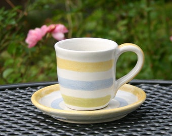 Espressotasse mit Untertasse, Keramik-Tasse handgetöpfert mit Streifen bemalt