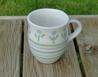 Kaffeetasse, Teetasse, Keramik-Tasse handgetöpfert mit Streifen und Blumen bemalt