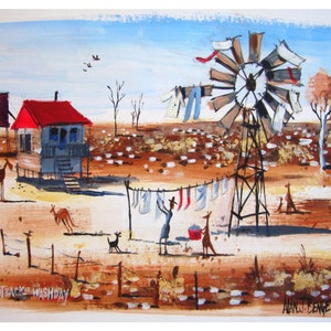 Pode incluir: Uma pintura em aquarela de uma casa com telhado vermelho e um moinho de vento ao fundo. A casa tem uma varanda azul e um varal com roupa pendurada. Há cangurus e um cão em primeiro plano. A pintura é intitulada "Outback Washday" e assinada por "Alan J. Bence".