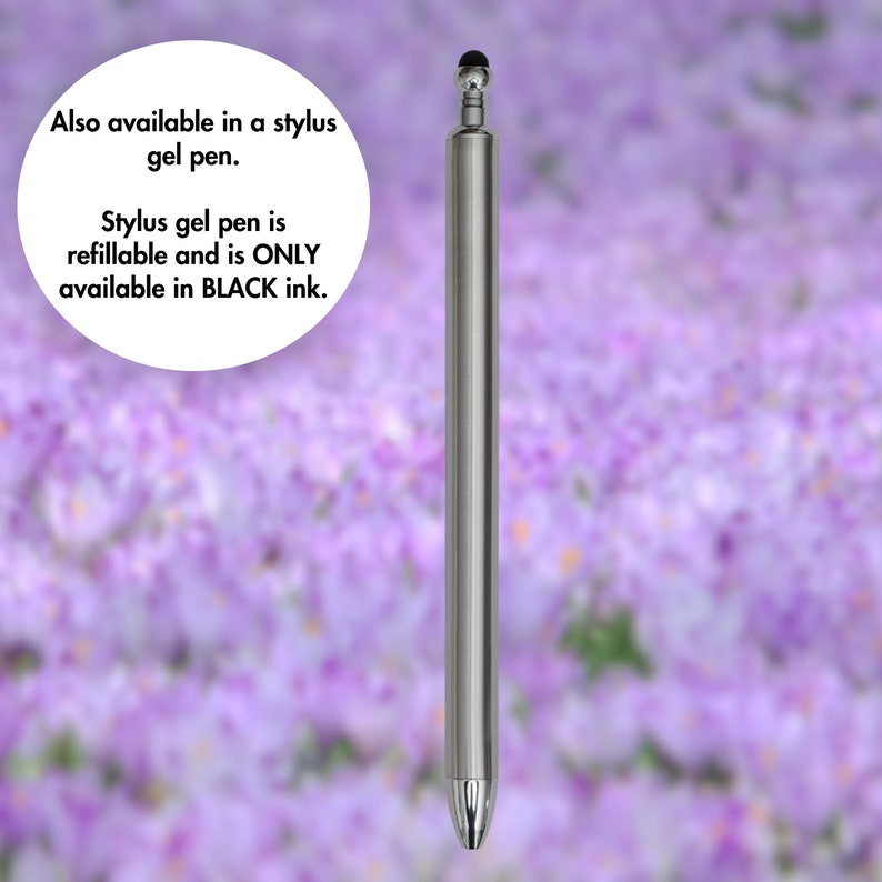 Puede incluir: Un bol&iacute;grafo de gel plateado con punta negra. El bol&iacute;grafo es recargable y est&aacute; disponible en tinta negra. El texto de la imagen dice: "Tambi&eacute;n disponible en un bol&iacute;grafo de gel. El bol&iacute;grafo de gel es recargable y S&Oacute;LO est&aacute; disponible en tinta NEGRA."