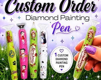 Könnte beinhalten: Fünf individuelle Diamond-Painting-Stifte mit Glitzer-Finish und verschiedenen Charakter-Grafiken wie Scooby-Doo, Betty Boop, Strawberry Shortcake und Dalmatiner-Hunden. Der Text lautet Fina's Fabulous Designs, Custom Order Diamond Painting Pen.