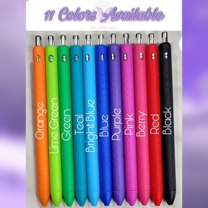 Puede incluir: Una colecci&oacute;n de once bol&iacute;grafos en varios colores, incluyendo naranja, verde lima, verde, turquesa, azul brillante, azul, morado, rosa, baya, rojo y negro. El texto "11 Colores Disponibles" se muestra en la parte superior.