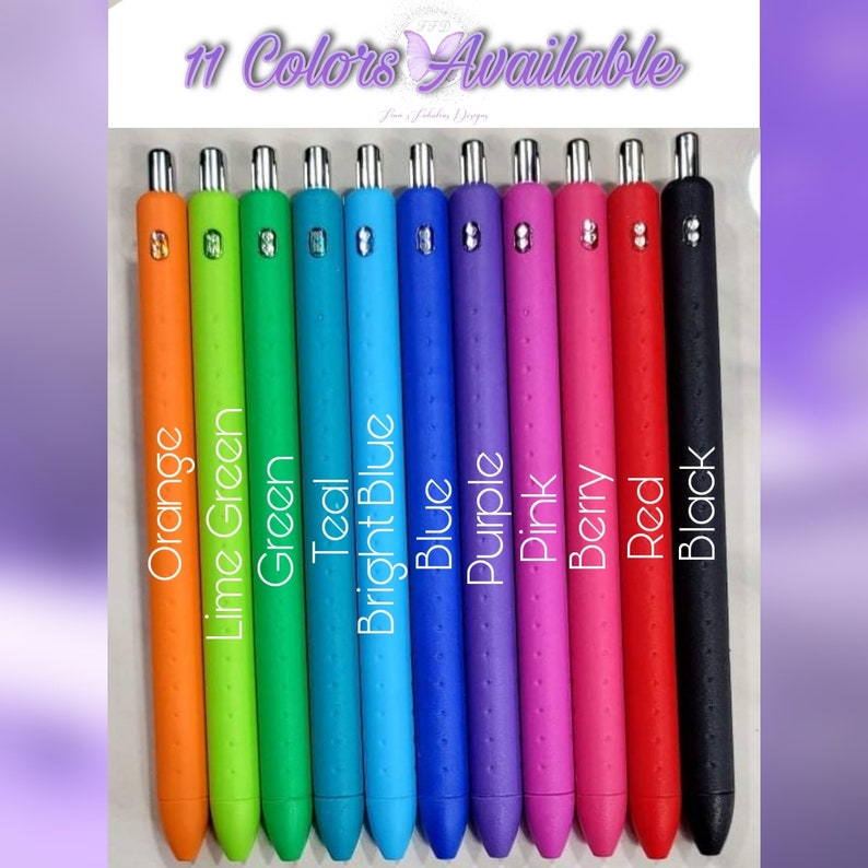 Puede incluir: Una colecci&oacute;n de once bol&iacute;grafos en varios colores, incluyendo naranja, verde lima, verde, turquesa, azul brillante, azul, morado, rosa, baya, rojo y negro. El texto "11 Colores Disponibles" se muestra en la parte superior.