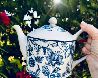 William Roberts Blue Reverie Chinoiserie Porcelain Teapot – Grandmillennial Style