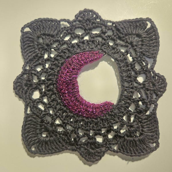 Schema all'uncinetto per il quadrato della nonna Midnight Moon