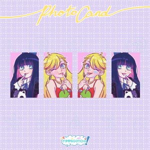 Peut inclure: Carte photo avec quatre illustrations de personnages féminins de style anime. Deux personnages ont les cheveux blonds et des tenues rouges, tandis que les deux autres ont les cheveux noirs et des tenues bleues. Le fond est une grille violet clair avec les mots "Photo Card" en jaune.