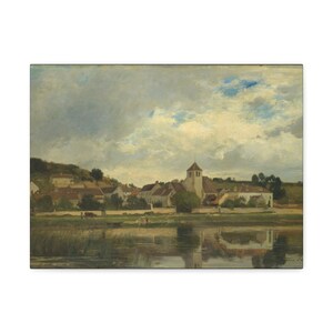 Puede incluir: Una pintura que representa un peque&ntilde;o pueblo con un campanario de iglesia, ubicado a orillas de un r&iacute;o. El cielo es una mezcla de gris y azul con nubes blancas y esponjosas. El agua refleja el cielo y el pueblo.