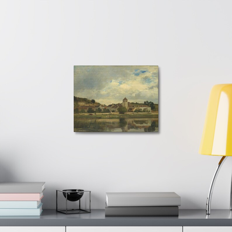 Puede incluir: Una pintura que representa un pueblo con un campanario de iglesia en la orilla de un r&iacute;o. El cielo est&aacute; nublado y el agua es reflectante. La pintura est&aacute; realizada en un estilo realista con colores apagados.